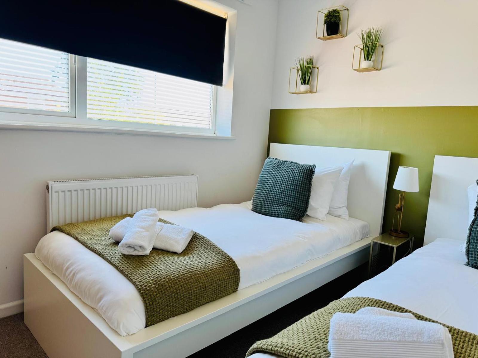 2 Bed House, Sleeps 6, Dog Friendly, Close To A14 M11, With Garden & Parking Long Stay Work Contractor Leisure, Jade CBG Extérieur photo